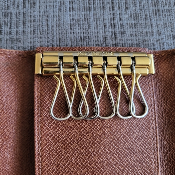 Louis Vuitton 6-Ring Key Holder - Picture 5 of 14
